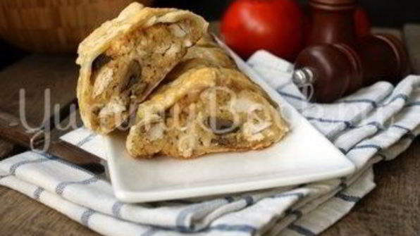 яичница с филе и грибами в слоеном тесте