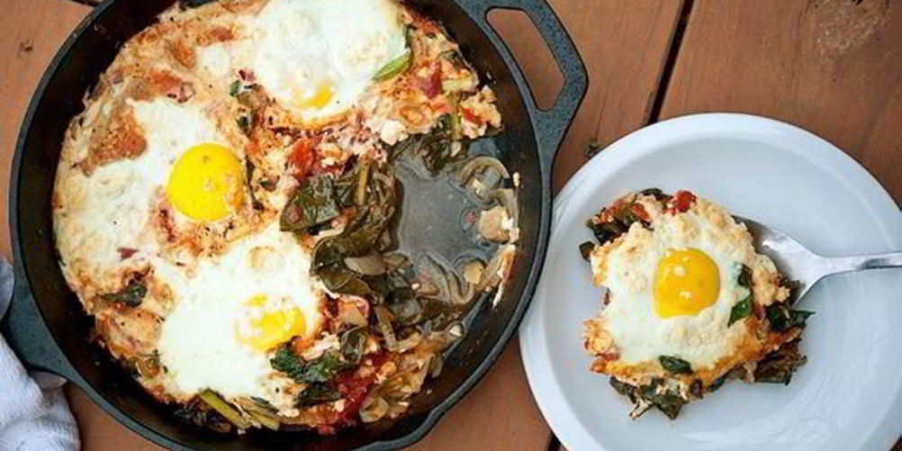 Рецепт яичницы с капустой кале и сыром фета