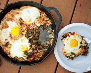 Яичница с капустой кале и сыром Фета