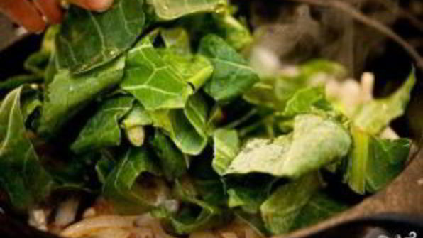 яичница с капустой кале и сыром фета