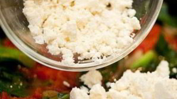 яичница с капустой кале и сыром фета