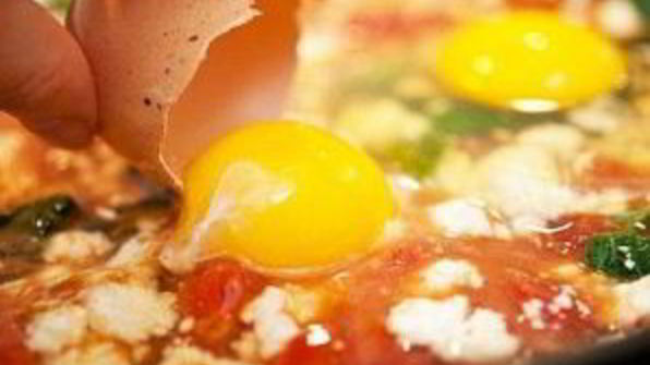 яичница с капустой кале и сыром фета