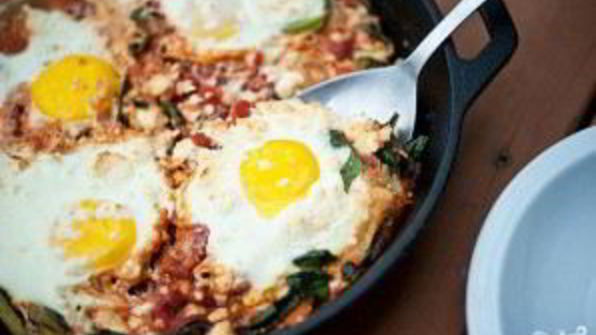 яичница с капустой кале и сыром фета