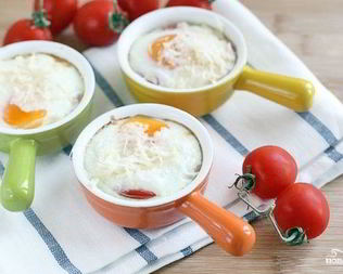 Яичница с креветками и помидорами