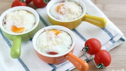 Яичница с креветками и помидорами