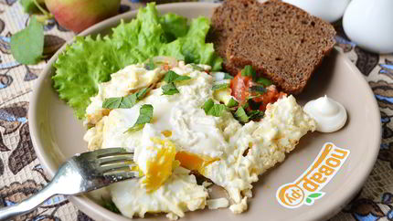 Яичница с помидорами и базиликом