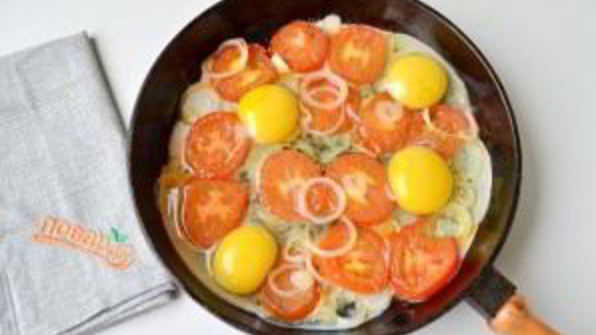 яичница с помидорами и базиликом