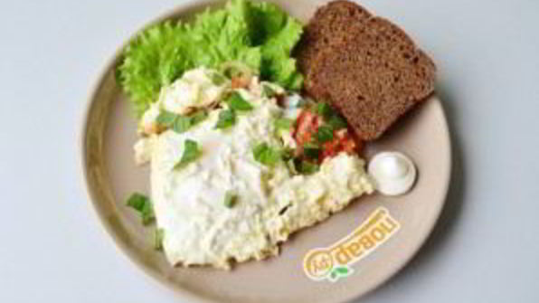 яичница с помидорами и базиликом