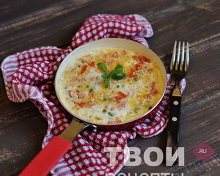 Яичница с помидорами и зеленым горошком
