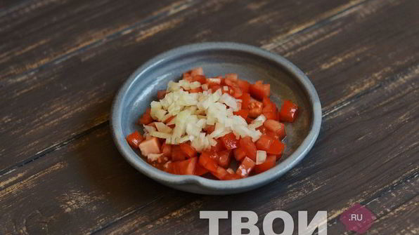 яичница с помидорами и зеленым горошком