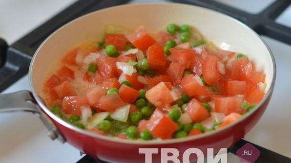 яичница с помидорами и зеленым горошком