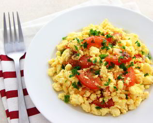 Яичница с сыром фета