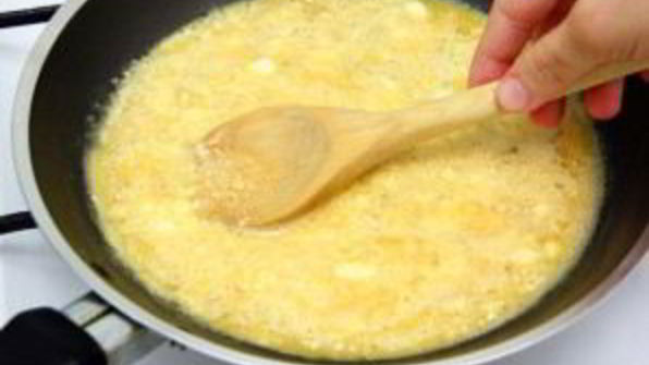 яичница с сыром фета