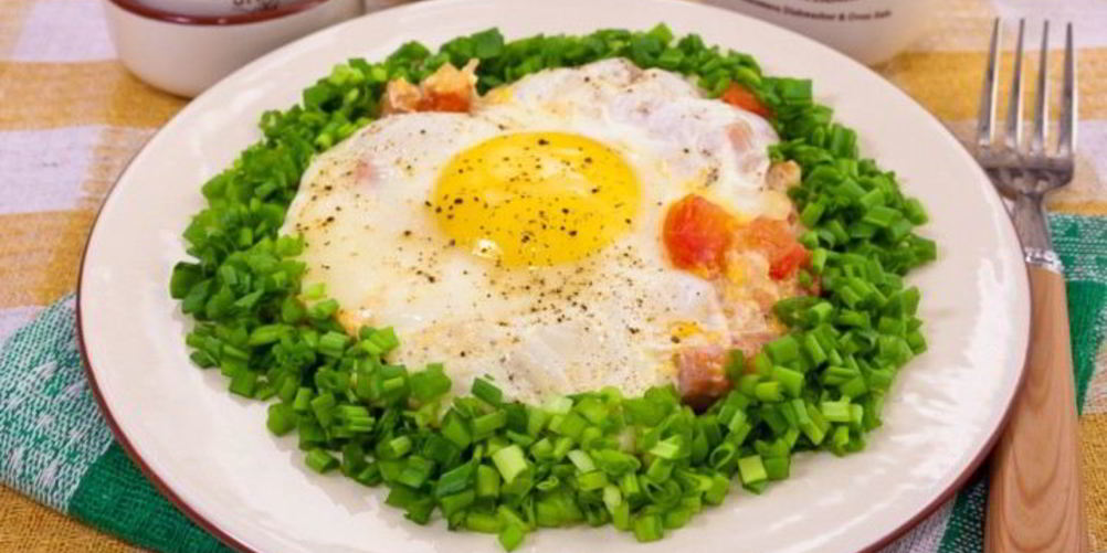 Рецепт яичницы с ветчиной и помидорами