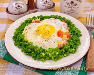 Яичница с ветчиной и помидорами