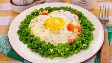 Яичница с ветчиной и помидорами