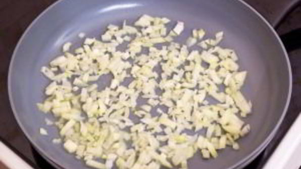 яичница с ветчиной и помидорами