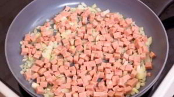 яичница с ветчиной и помидорами