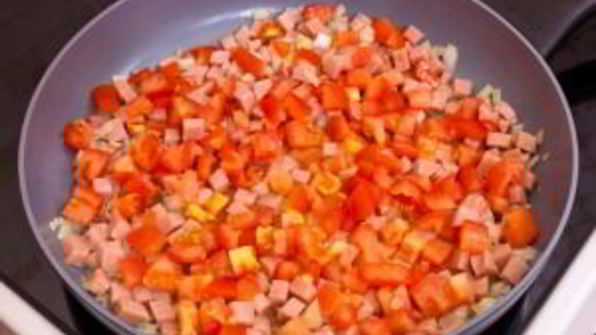 яичница с ветчиной и помидорами