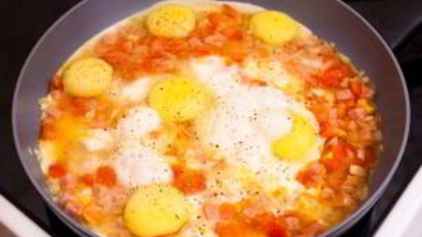 яичница с ветчиной и помидорами