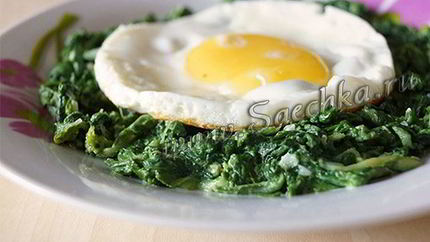 Яичница со шпинатом