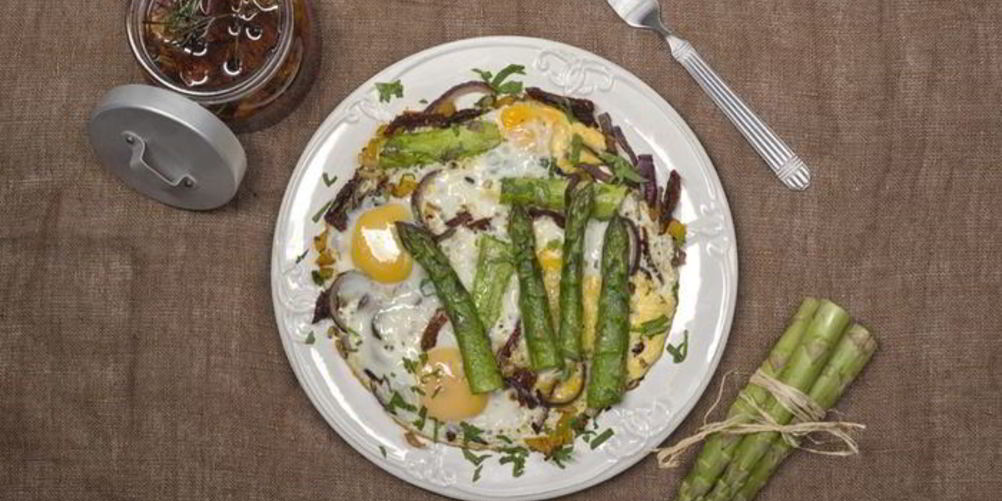 Рецепт яичницы со спаржей