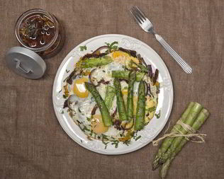 Яичница со спаржей
