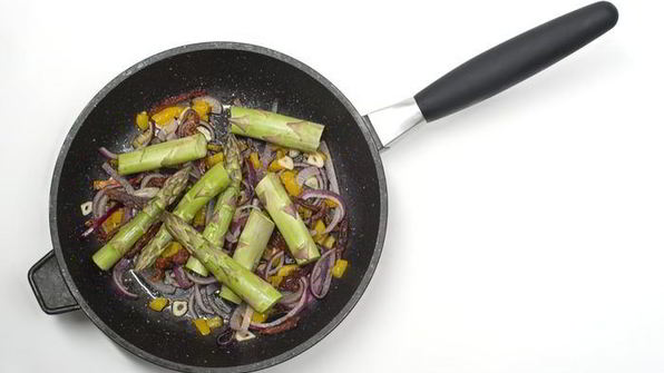 яичница со спаржей