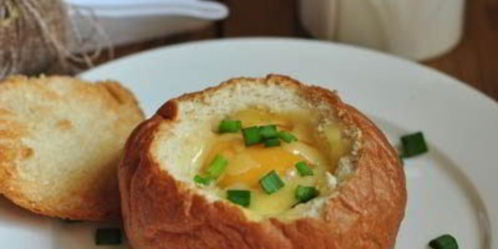 Рецепт яичницы в булке с ветчиной