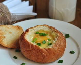 Яичница в булке с ветчиной