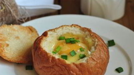 Яичница в булке с ветчиной