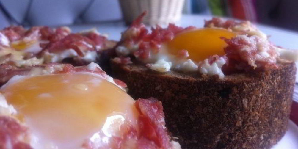 Рецепт яичницы в хлебном стакане