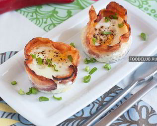 Яичница в корзиночках из бекона