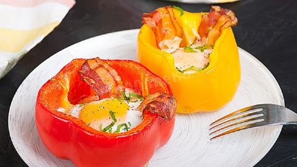 Яичница в половинках перца