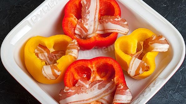 яичница в половинках перца