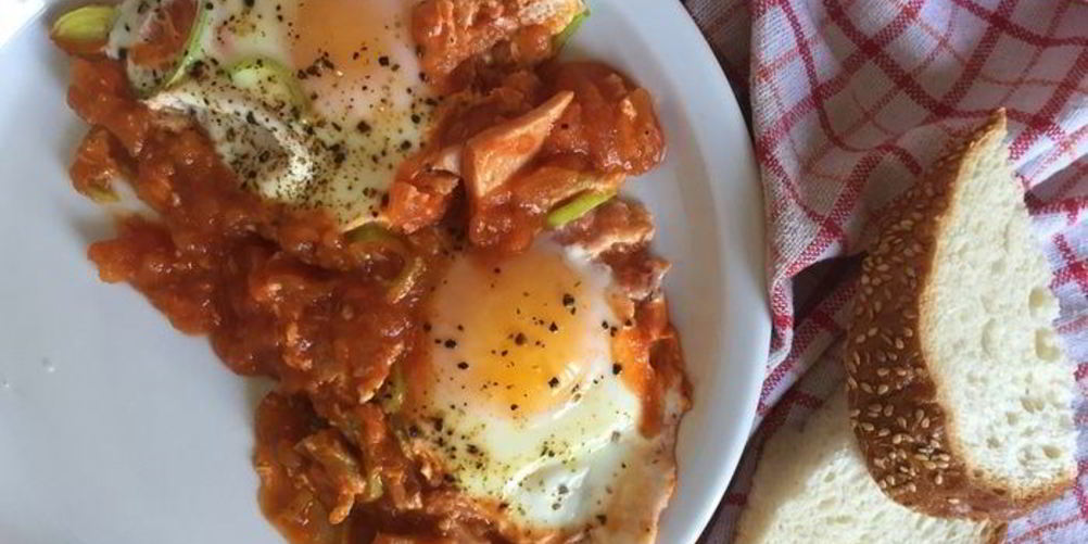 Рецепт яичницы в томатах