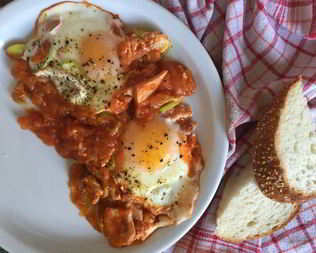 Яичница в томатах