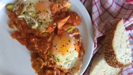 Яичница в томатах