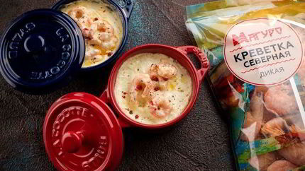 Запеченная яичница с креветками