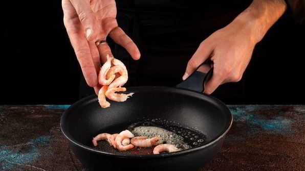 запеченная яичница с креветками