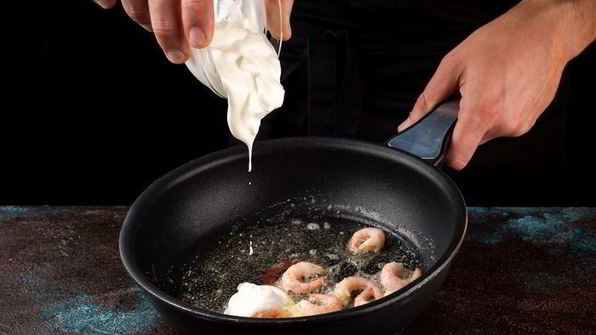 запеченная яичница с креветками