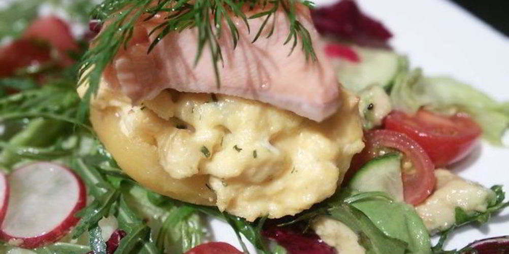 Рецепт запеченного картофеля с яичницей-болтуньей и копченым лососем