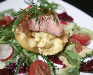 Запеченный картофель с яичницей-болтуньей и копченым лососем