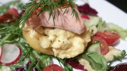 Запеченный картофель с яичницей-болтуньей и копченым лососем