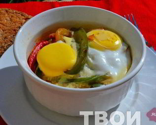Яйца с овощами в духовке