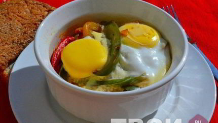 Яйца с овощами в духовке