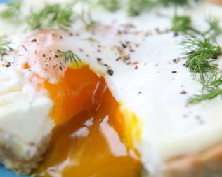 Яйцо, запеченное в сметане