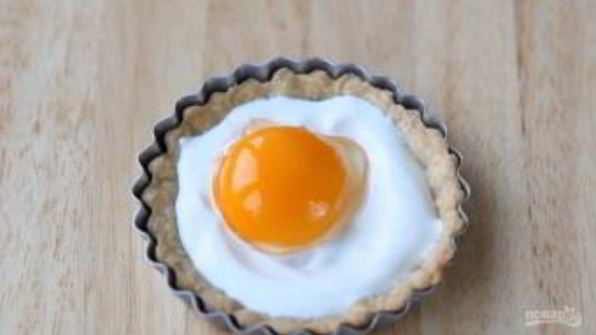 яйцо, запеченное в сметане