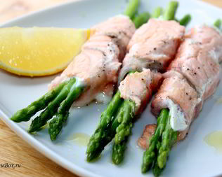 Закуска из спаржи с лососем