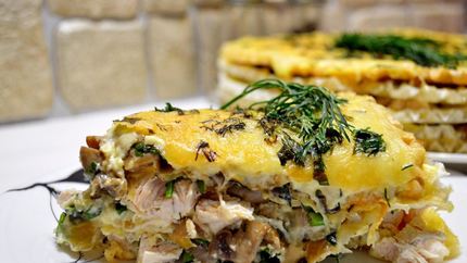 Закусочный торт Наполеон с курицей и грибами